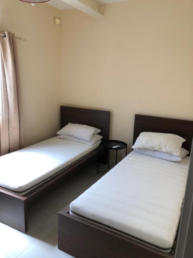 The Sea Just Across The Road - Flat 3 Apartment เซนต์พอลส์เบย์ ภายนอก รูปภาพ
